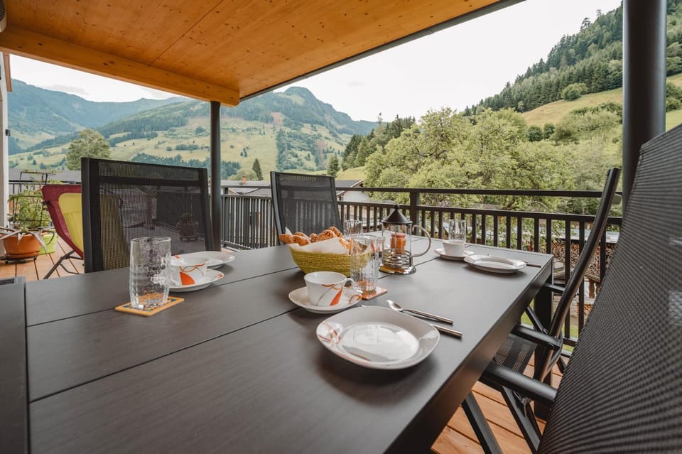 Natural landscape, View (from property/room), Balcony/Terrace, Seating area, Garden view, Mountain view, Breakfast