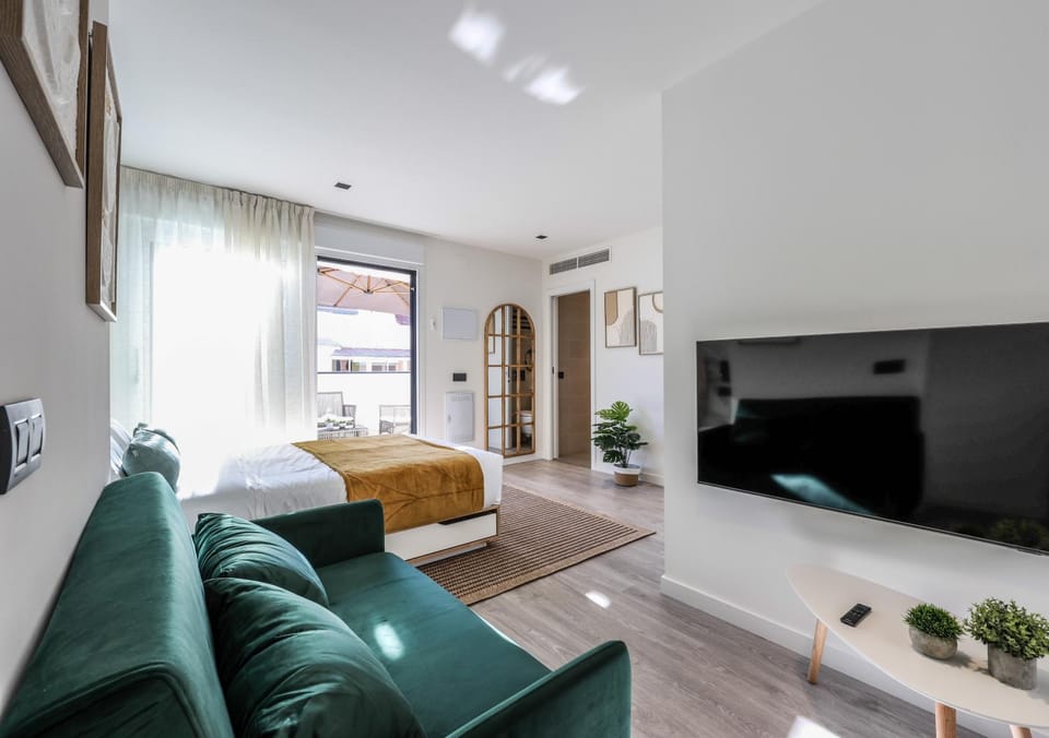 Communal lounge/ TV room, TV and multimedia, Living room, Seating area