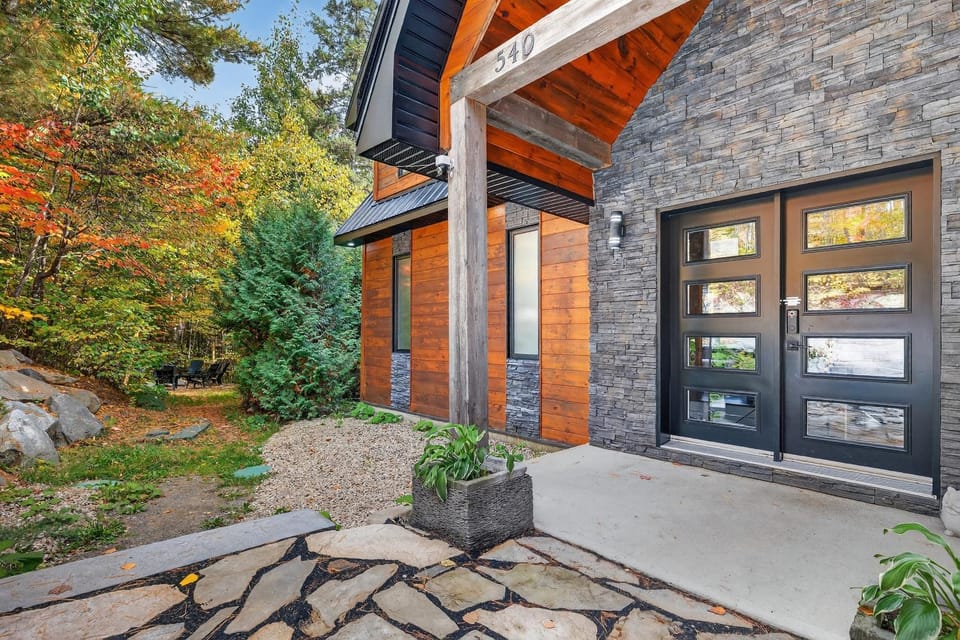 Villa Nature Luxe Chalet Lake Access Private Spa Chalet in Quebec