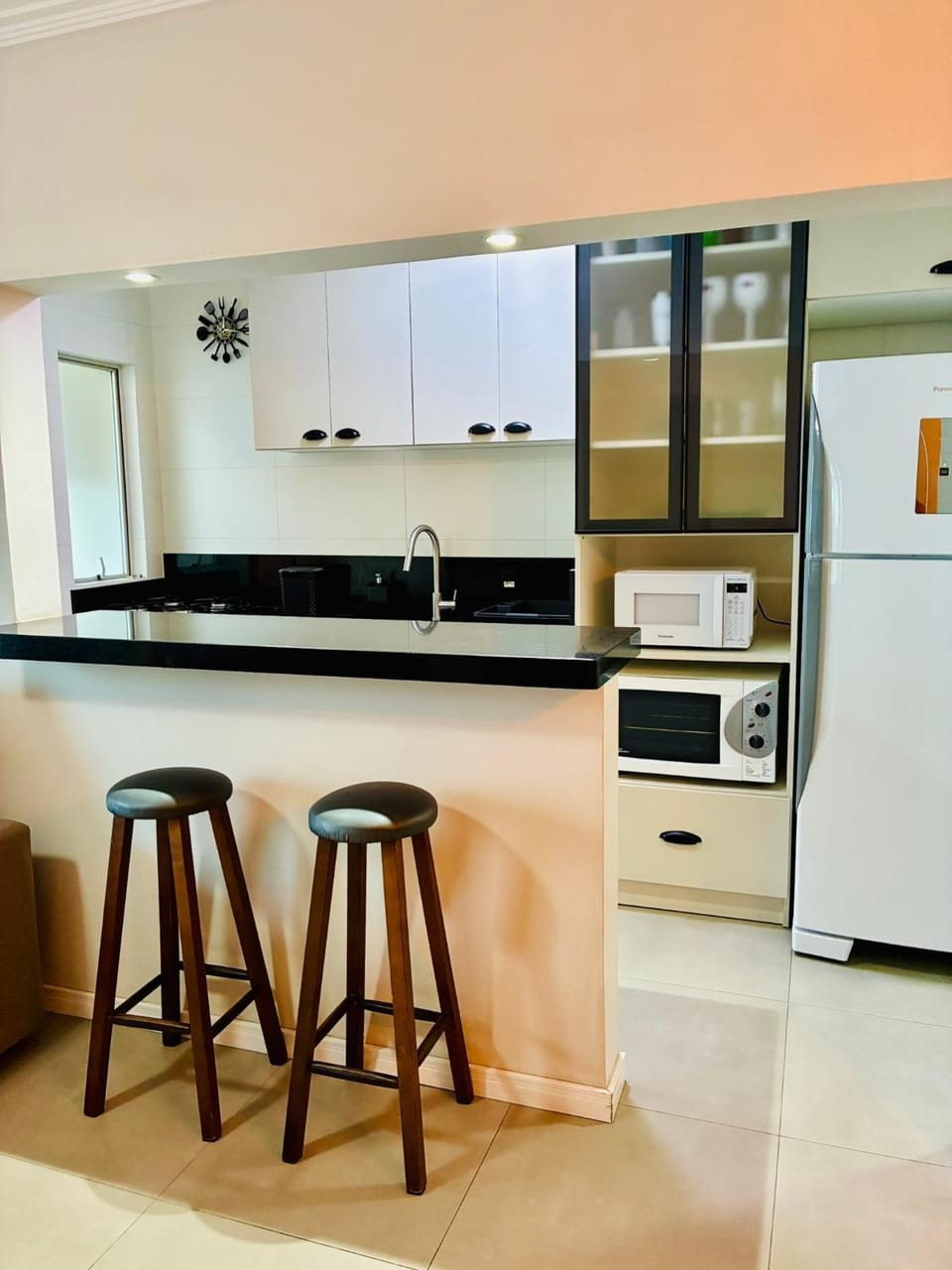 Coffee/tea facilities, Dining area, microwave, oven, stove, toaster, kitchen