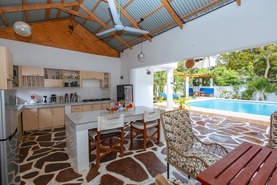 Diani Luxe Villa ,Private Suites with Kitchens, 600m from Diani Beach Apartment hotel in Kenya