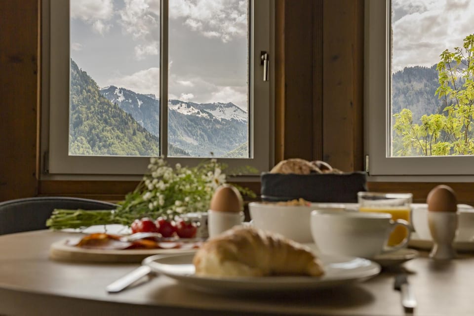 Natural landscape, Coffee/tea facilities, Living room, Dining area, Autumn, Mountain view, Mountain view