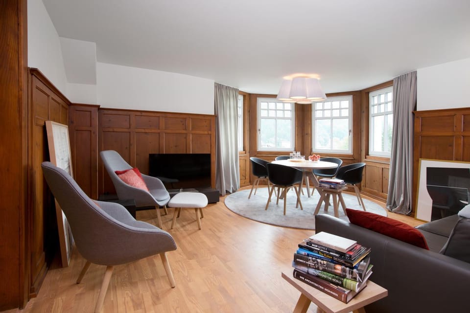 TV and multimedia, Living room, Seating area, Mountain view