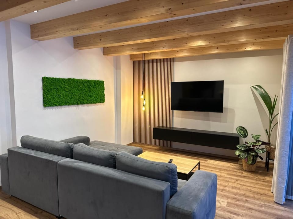 Communal lounge/ TV room, TV and multimedia, Living room, Seating area, Evening entertainment