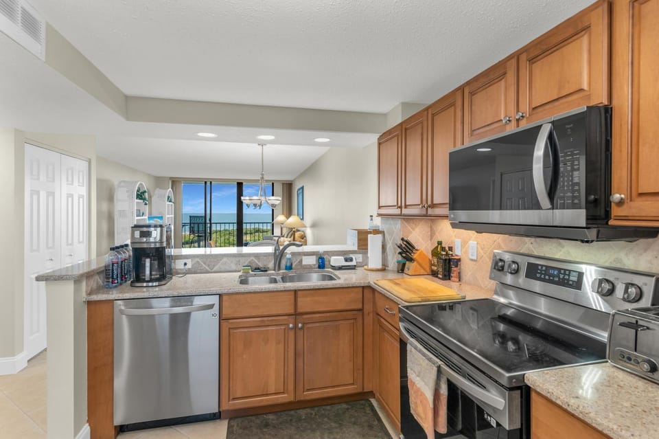 Beachfront 2 Bed 12th Floor I Updated Apartment in Marco Island