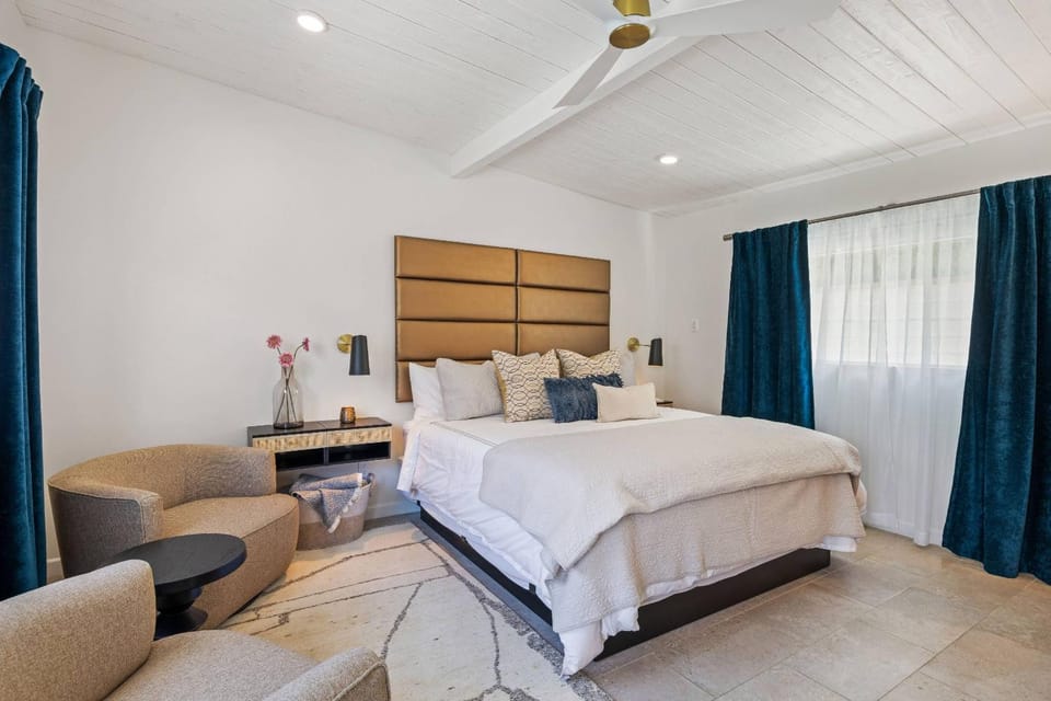 Bed, Seating area, Bedroom