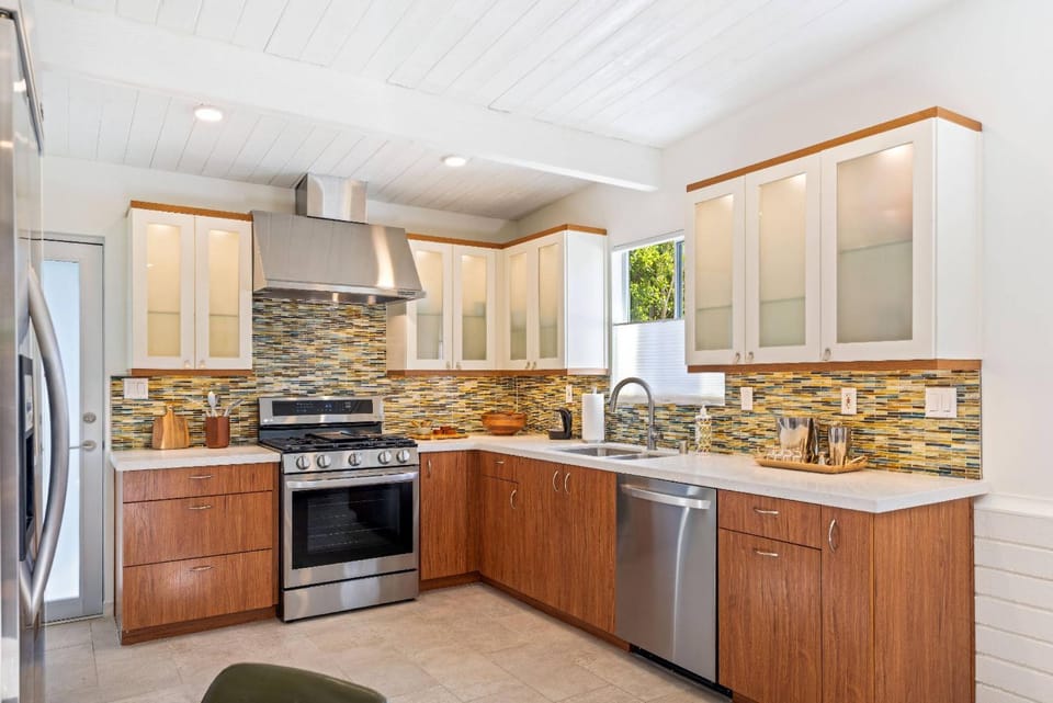 Kitchen or kitchenette, dishwasher, minibar, oven, stove