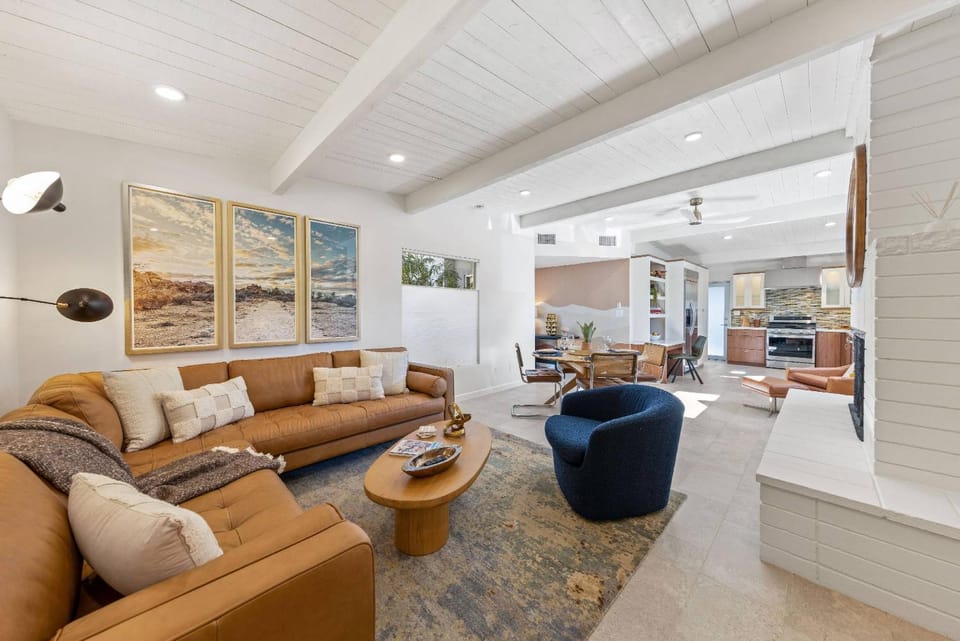 TV and multimedia, Kitchen or kitchenette, Living room, Seating area