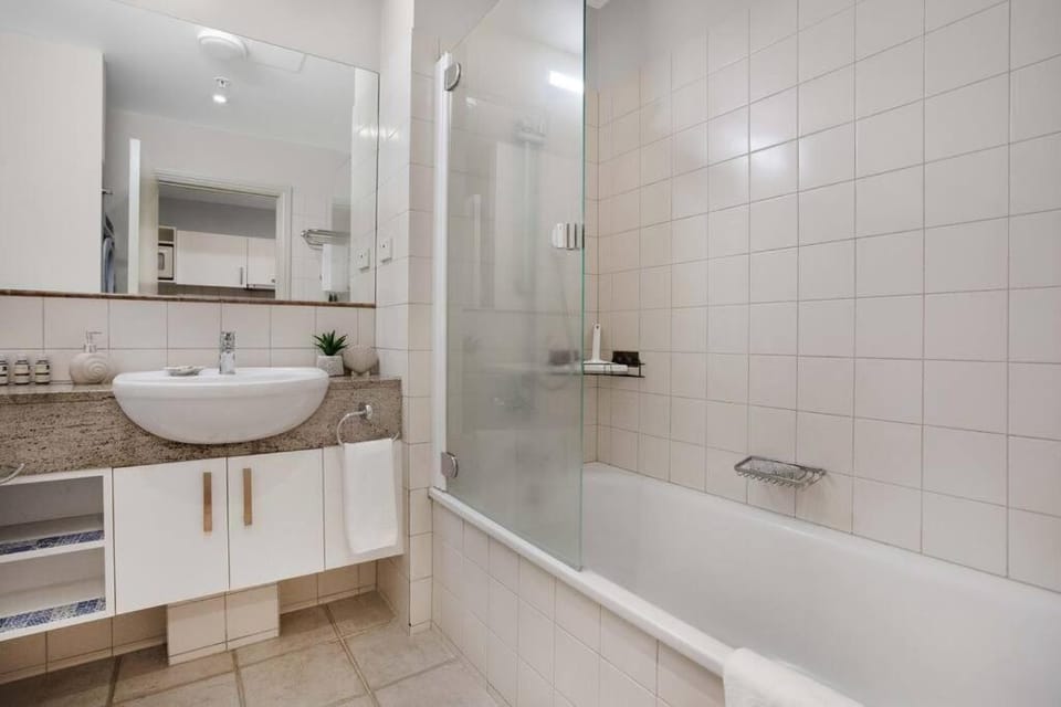 Deluxe City Centre Hot Tub Heated Swimming Pool Apartment in Auckland