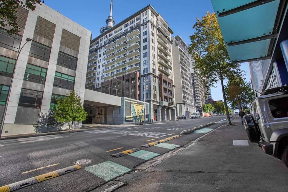 Deluxe City Centre Hot Tub Heated Swimming Pool Apartment in Auckland