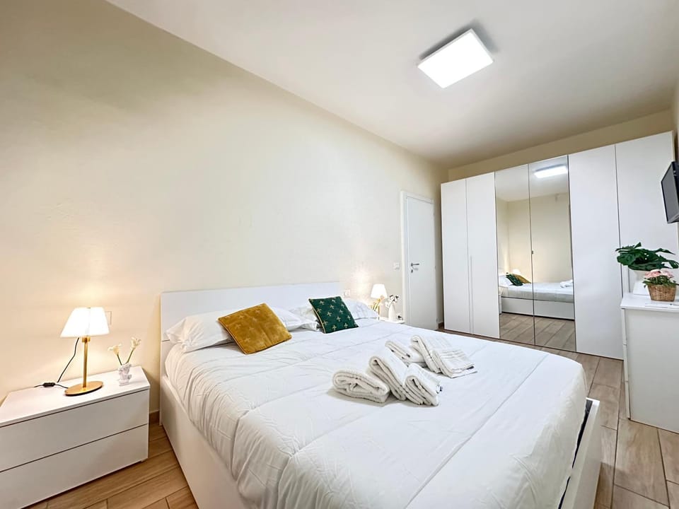 Bed, TV and multimedia, Photo of the whole room, Bedroom, wardrobe