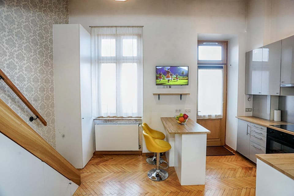 TV and multimedia, Kitchen or kitchenette, Dining area, minibar, oven, stove