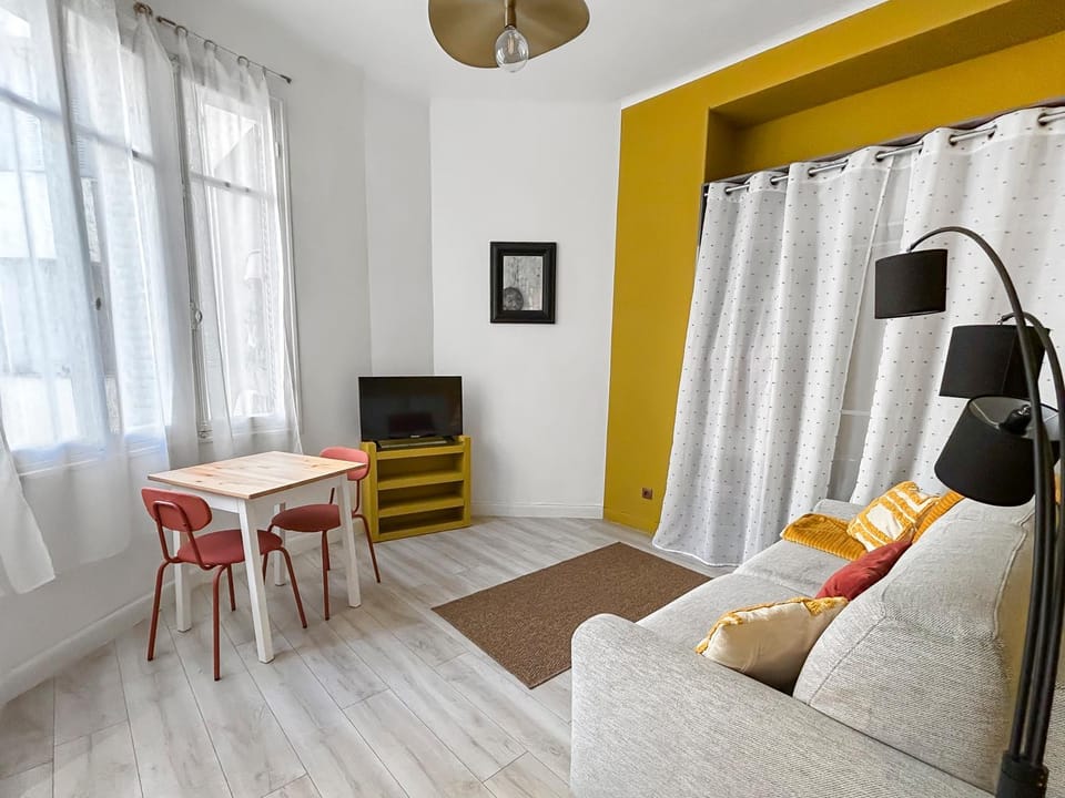 Bed, TV and multimedia, Dining area