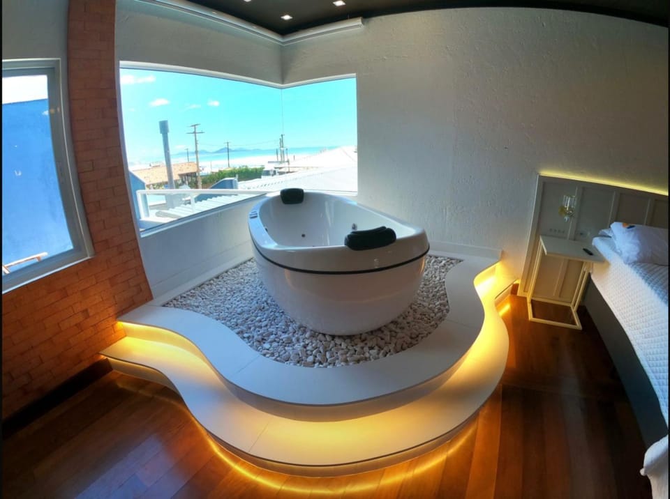 Hot Tub, Photo of the whole room