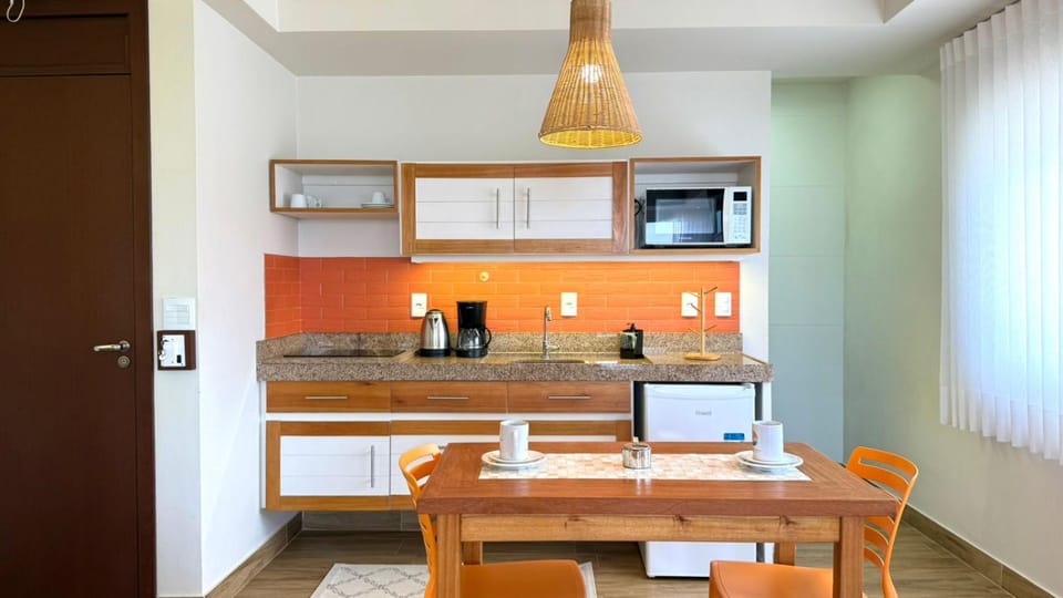 Kitchen or kitchenette, Dining area, minibar, toaster