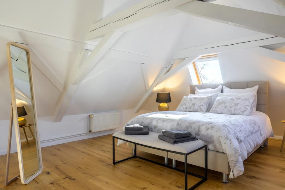 Photo of the whole room, Bedroom