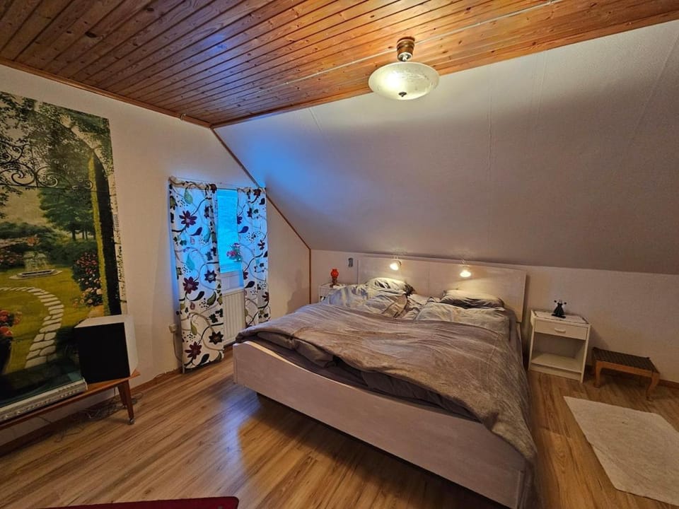 Bed, Photo of the whole room, Bedroom
