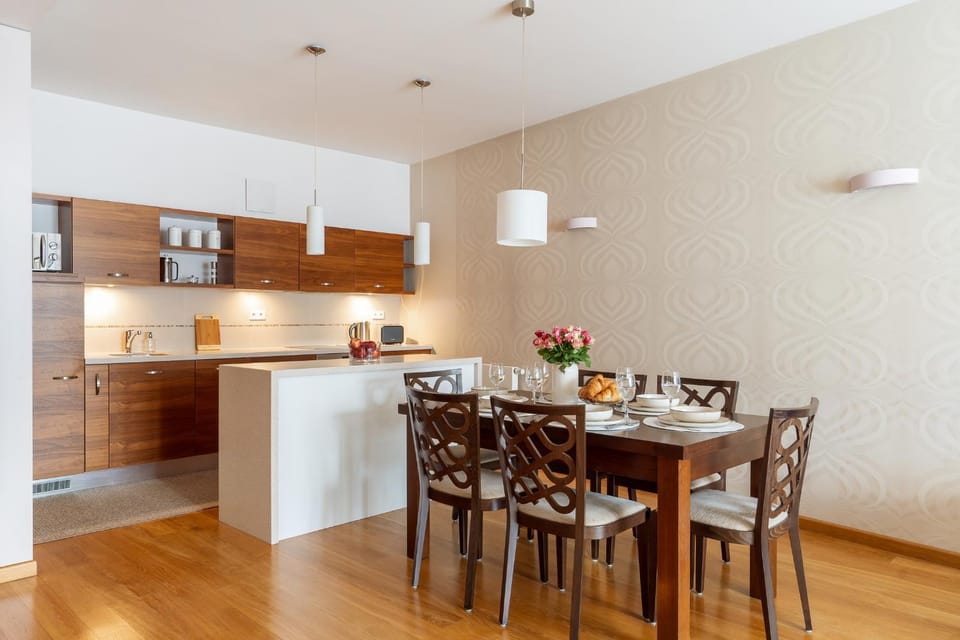 Coffee/tea facilities, Kitchen or kitchenette, Dining area, microwave, stove, toaster, kitchen