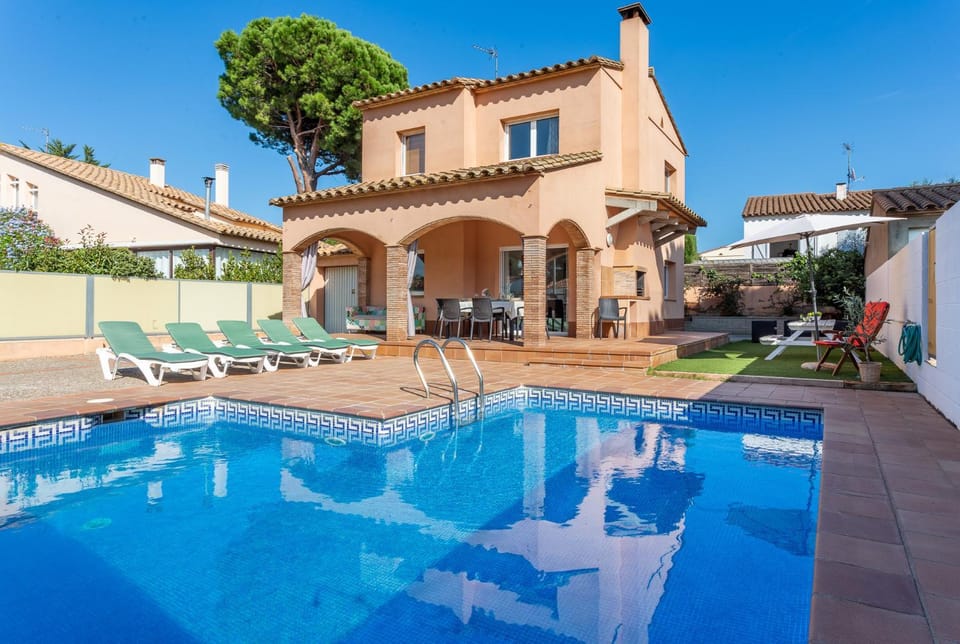 Property building, Pool view, sunbed