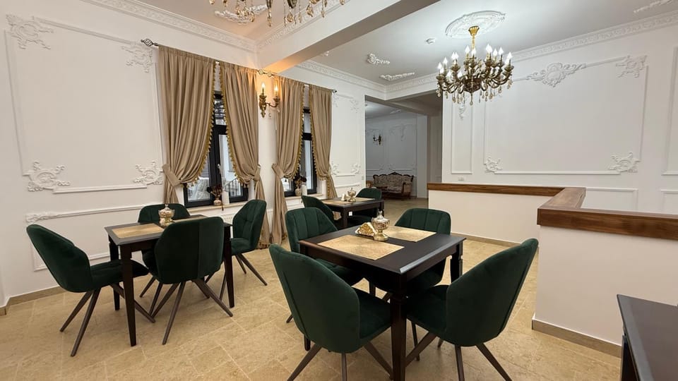 Restaurant/places to eat, Living room, Banquet/Function facilities, Seating area