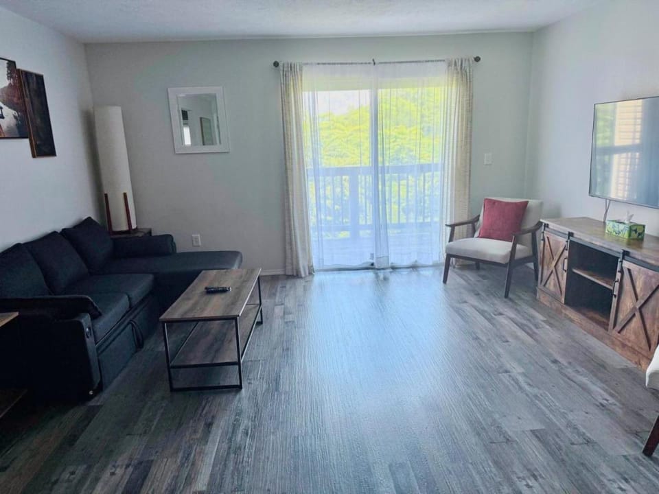 Vineyards Escape near The Strip and SDC Apartment in Branson