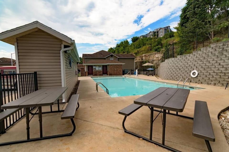 Vineyard Escape near The Strip and SDC! Apartment in Branson