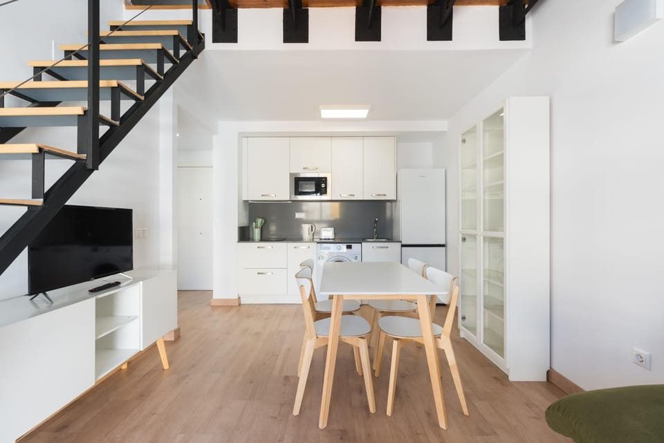 TV and multimedia, Kitchen or kitchenette, Living room, Dining area, stove