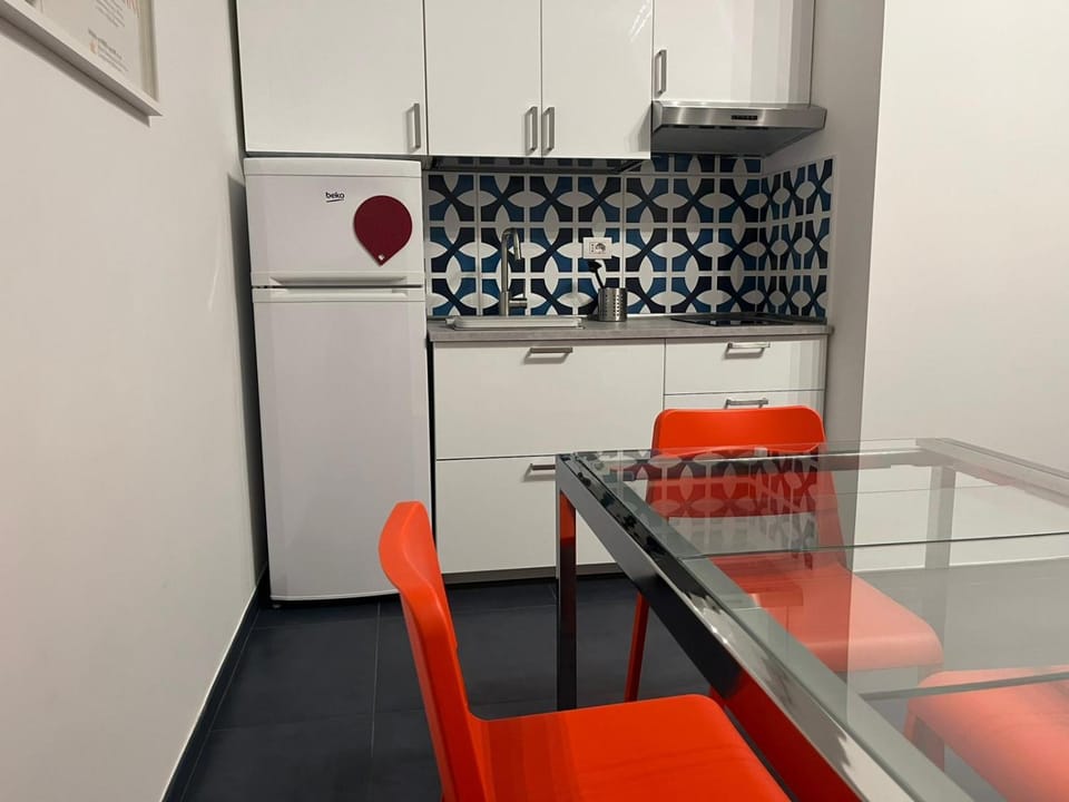 Kitchen or kitchenette, Dining area, stove