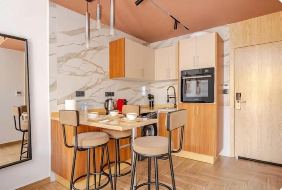 Kitchen or kitchenette, Dining area, oven