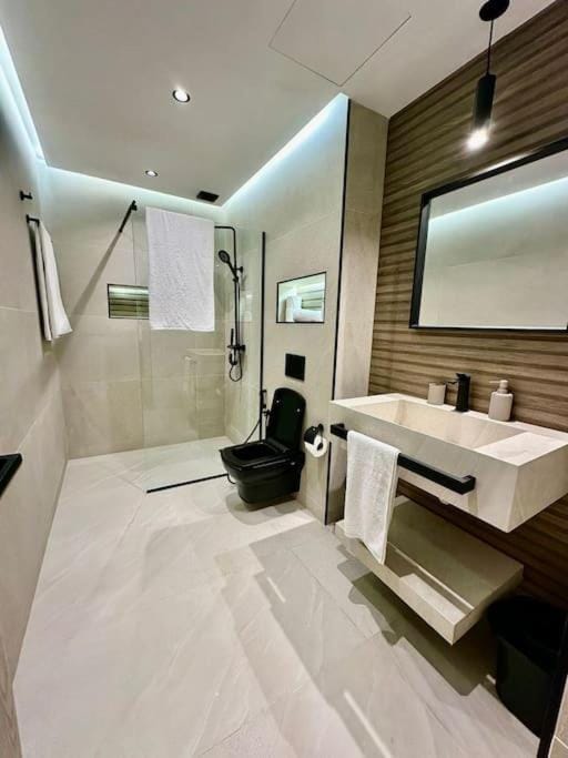 Shower, Toilet, Bathroom, towels