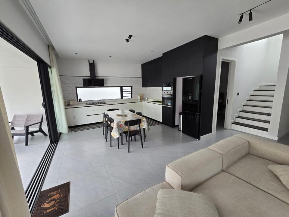 Kitchen or kitchenette, Seating area, Dining area