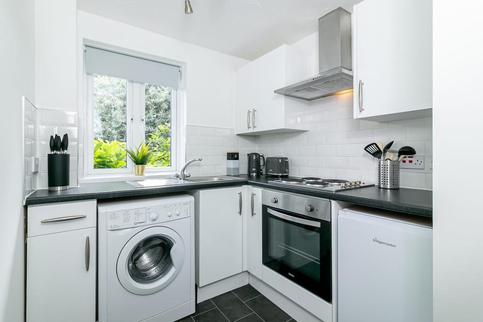 Perfect City Studio Apartment By Vesta Serviced Accommodation & Short Lets In Hatfield With Free parking & Free WiFi Apartment in Hatfield