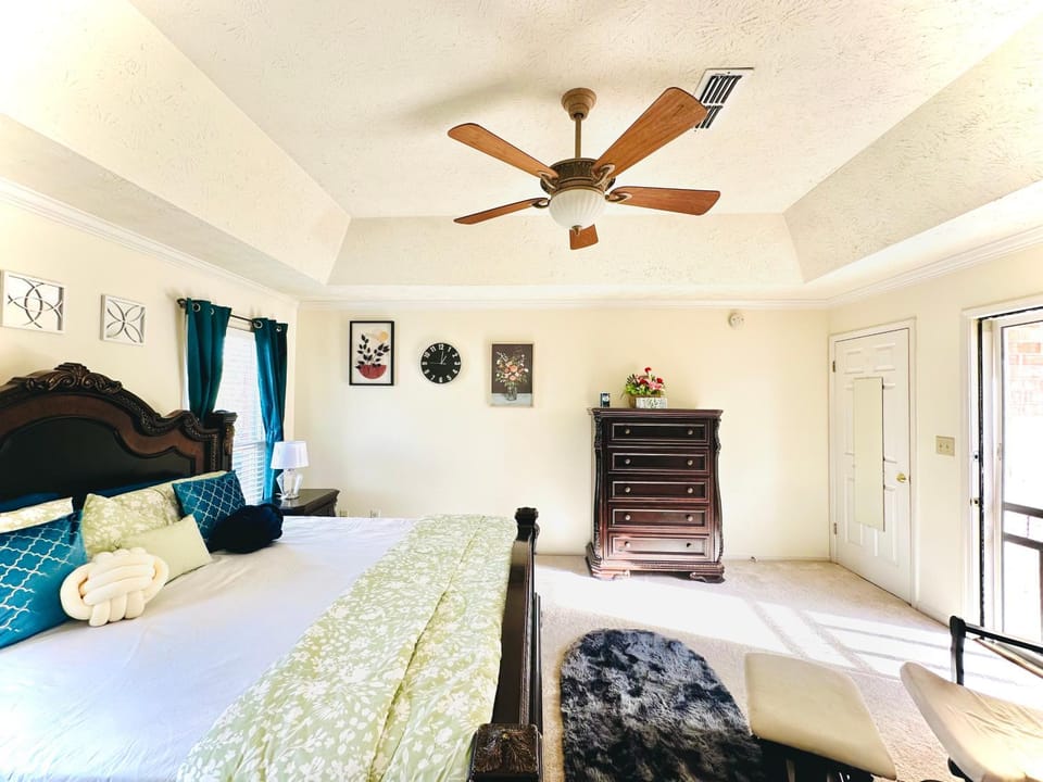 Photo of the whole room, Bedroom