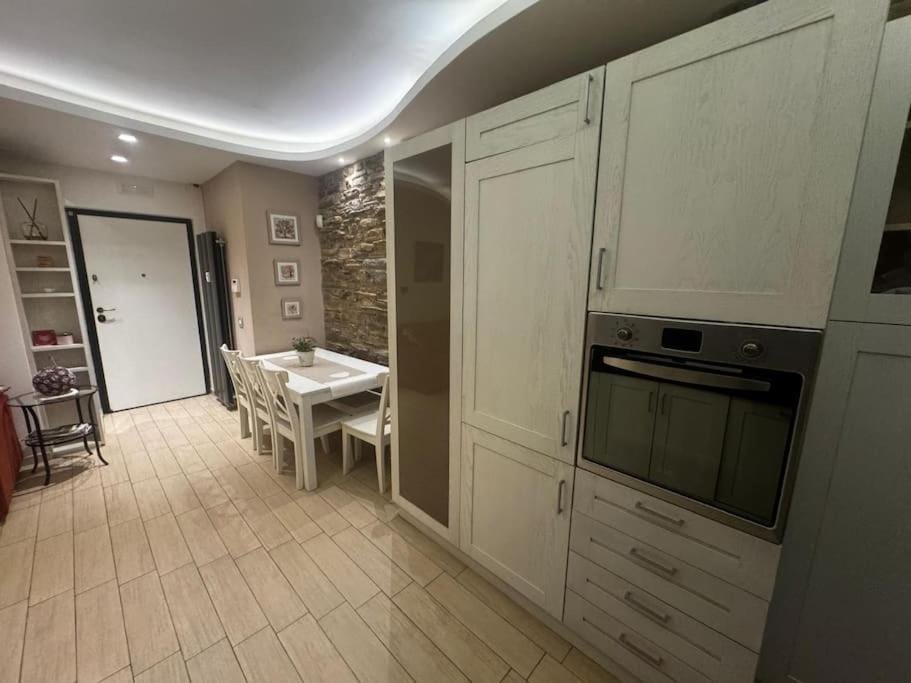 Kitchen or kitchenette, Dining area, oven, pet friendly