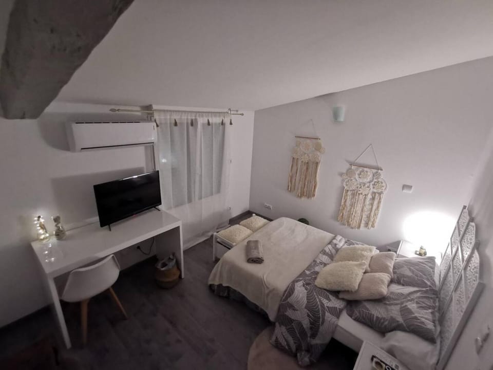 Bed, TV and multimedia, Photo of the whole room, Bedroom, air conditioner