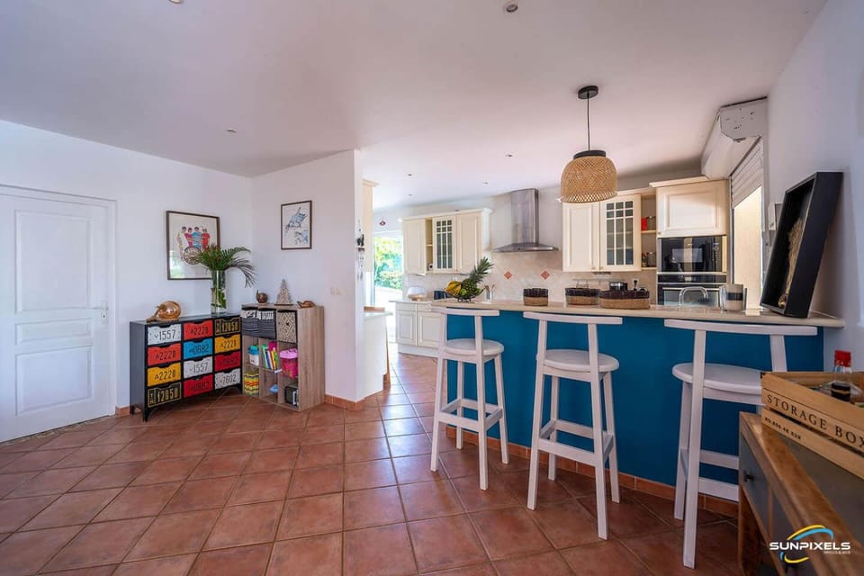 Kitchen or kitchenette, minibar