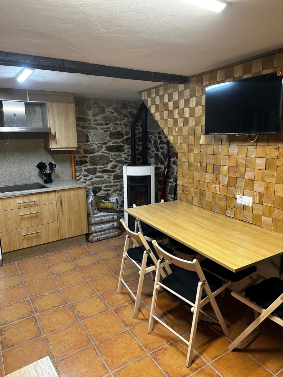 Kitchen or kitchenette, Dining area