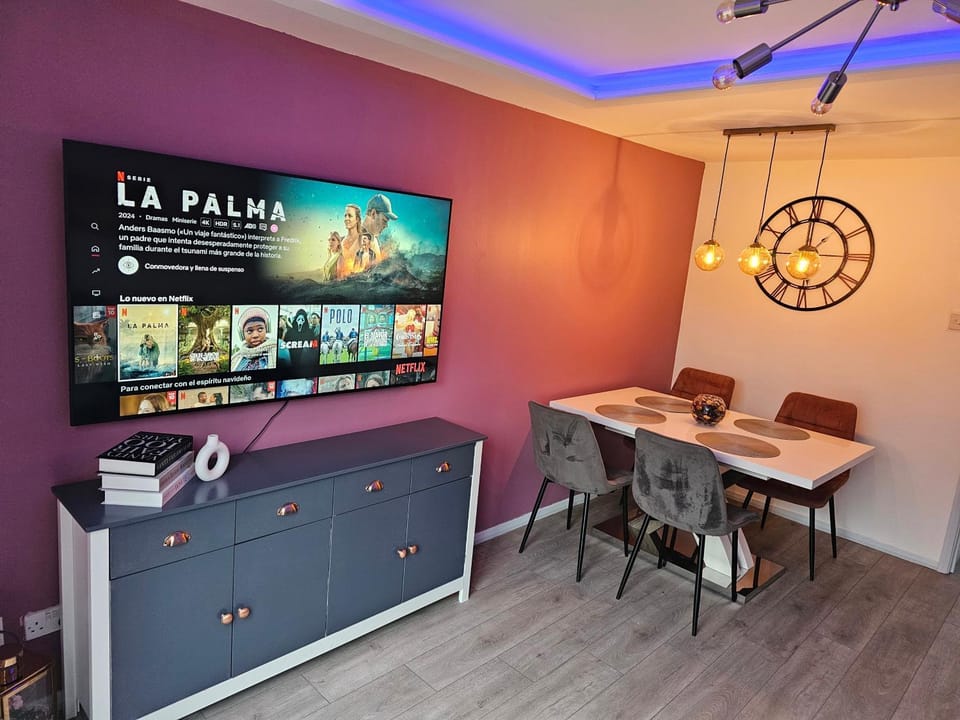 Communal lounge/ TV room, TV and multimedia, Dining area, Evening entertainment