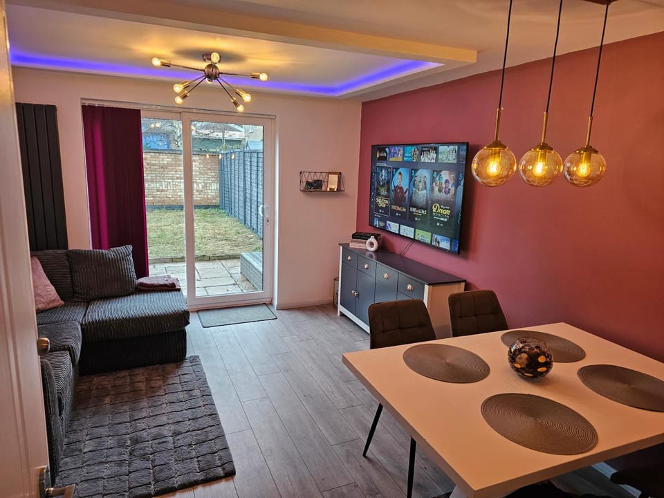 Communal lounge/ TV room, TV and multimedia, Living room, Seating area, Dining area, Evening entertainment