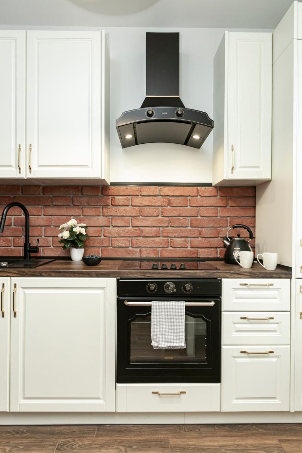 Kitchen or kitchenette, dishwasher, stove