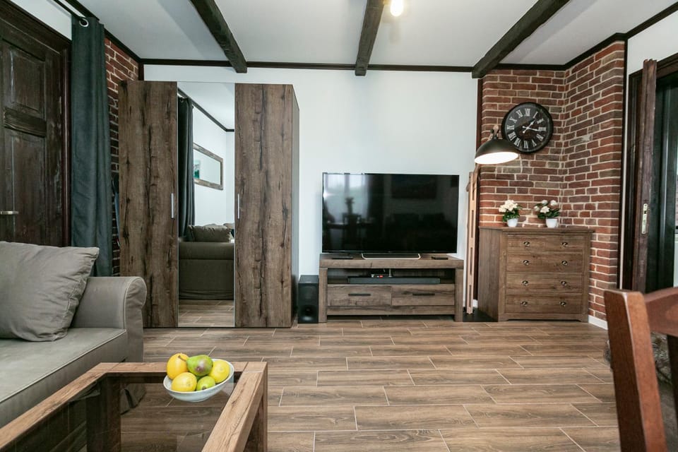 Communal lounge/ TV room, TV and multimedia, Living room, Seating area, Evening entertainment