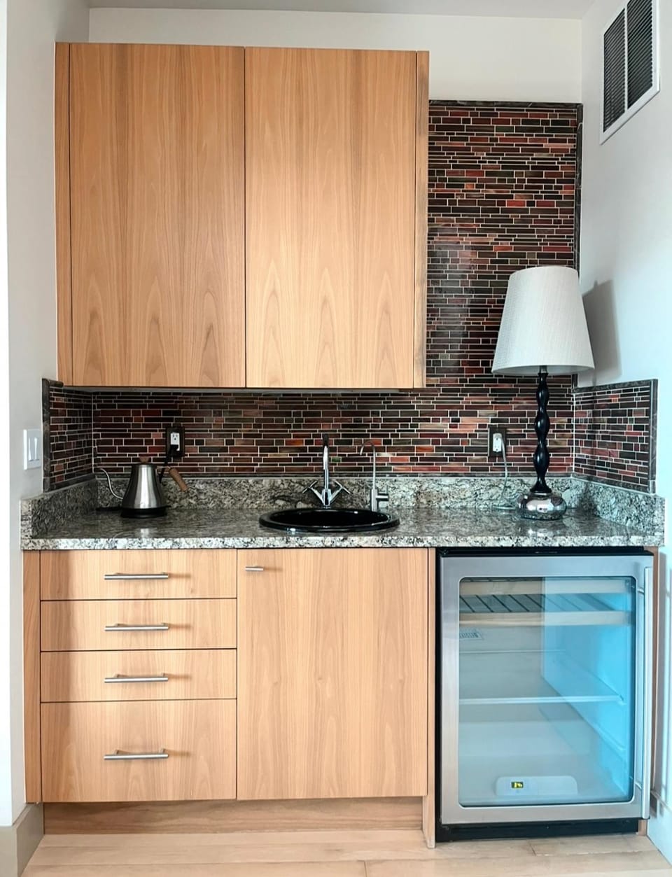 Kitchen or kitchenette, minibar