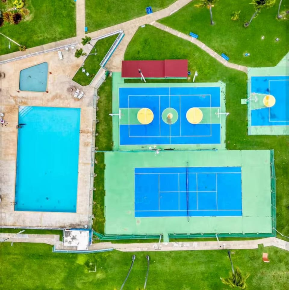 Tennis court, Swimming pool