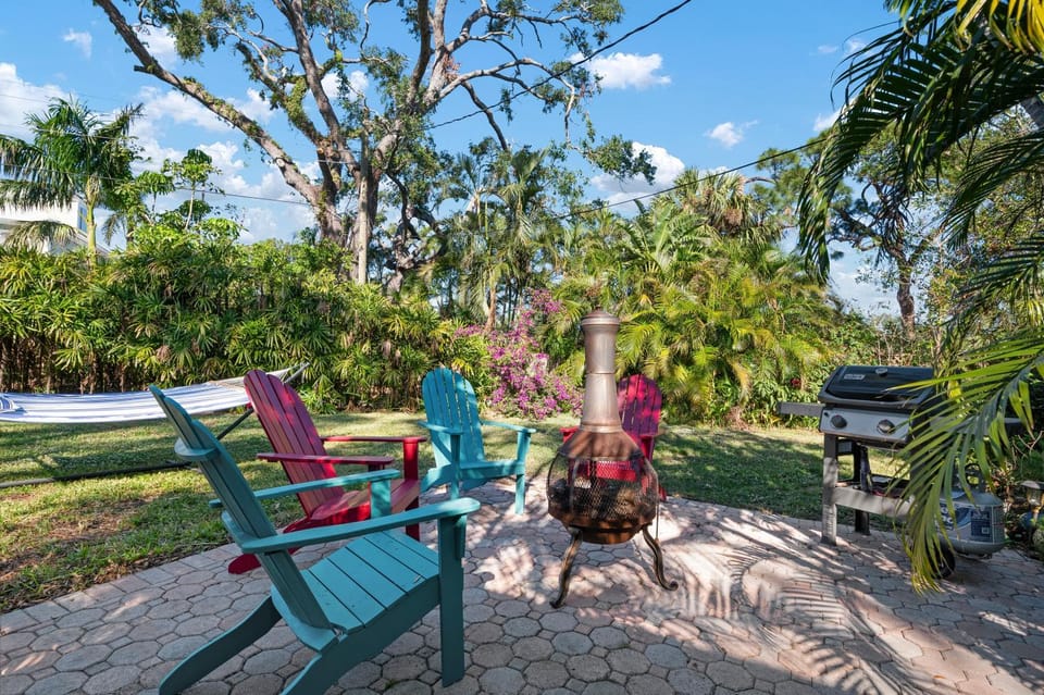 Palma Sola Oasis! Cozy tropical home with Putting Green & Spa minutes from AMI! House in Bradenton