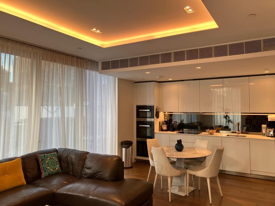 Coffee/tea facilities, Kitchen or kitchenette, Living room, Seating area, Dining area