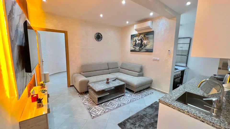 TV and multimedia, Kitchen or kitchenette, Living room, Seating area