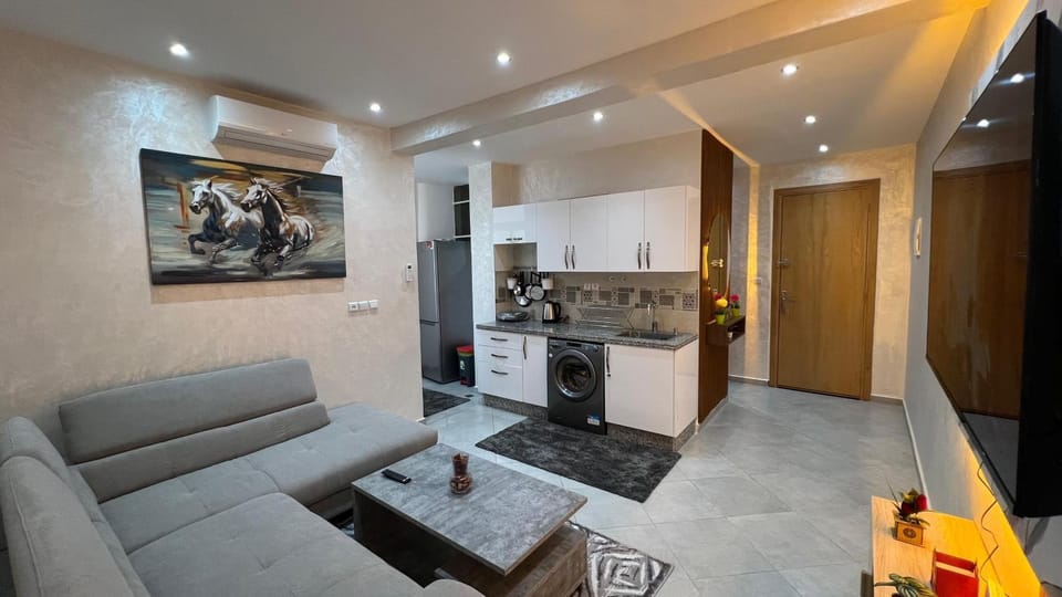 TV and multimedia, Kitchen or kitchenette, Living room, Seating area, Dining area, dishwasher, oven, stove