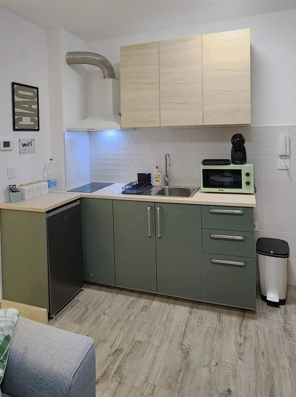 Coffee/tea facilities, Kitchen or kitchenette, microwave, stove, kitchen