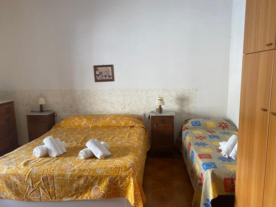 Bed, Photo of the whole room, Bedroom, internet, towels, wardrobe