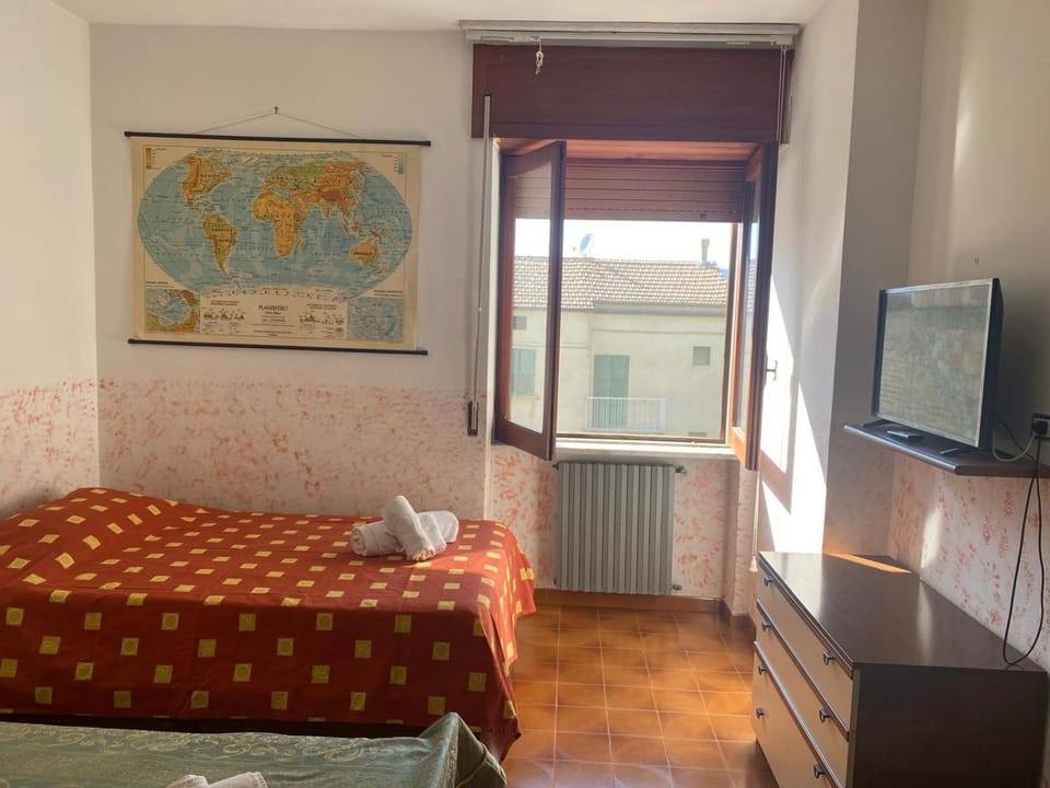 Bed, TV and multimedia, Photo of the whole room, internet